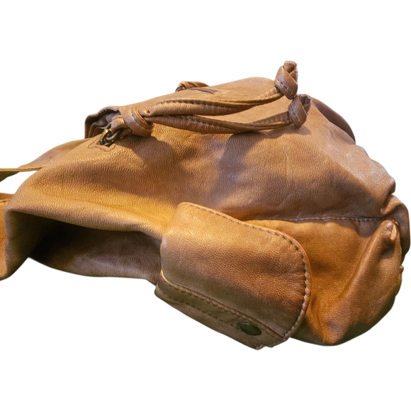 Elegant Tan Hobo Bag - Picture 4 of 15